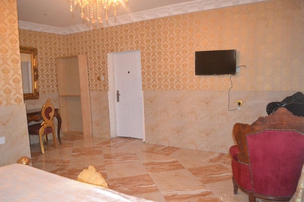 Grand Emperor Hotel 33/40