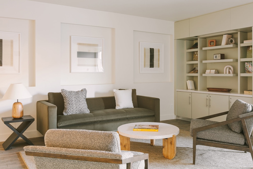 Hotel Solarena Newport Beach, a Dazzler Select by Wyndham 18/20