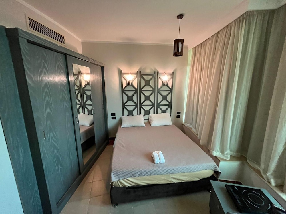 Royal Beach Serviced Apartments 50/75