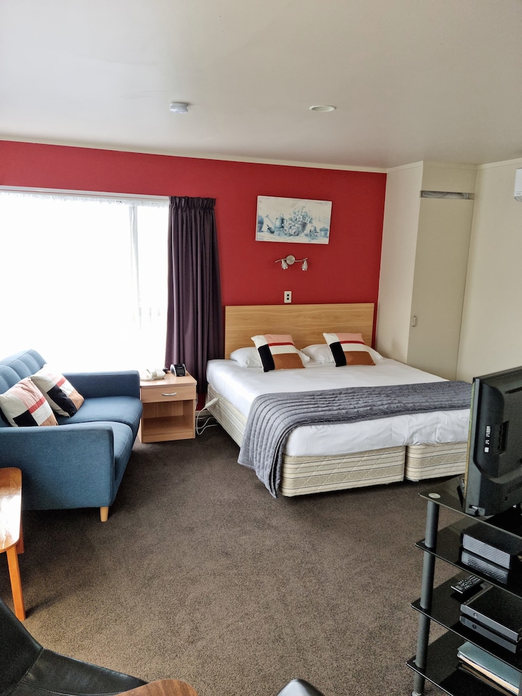EXTRA, STUDIO, 1 KING AND 1 SINGLE BEDS
