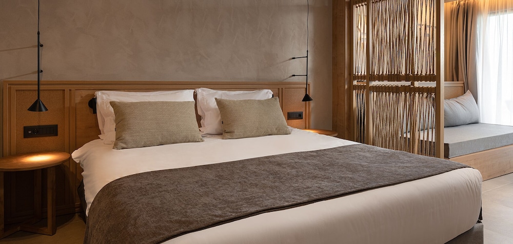 JUNIOR SUITE, POOL VIEW, SHARED POOL
