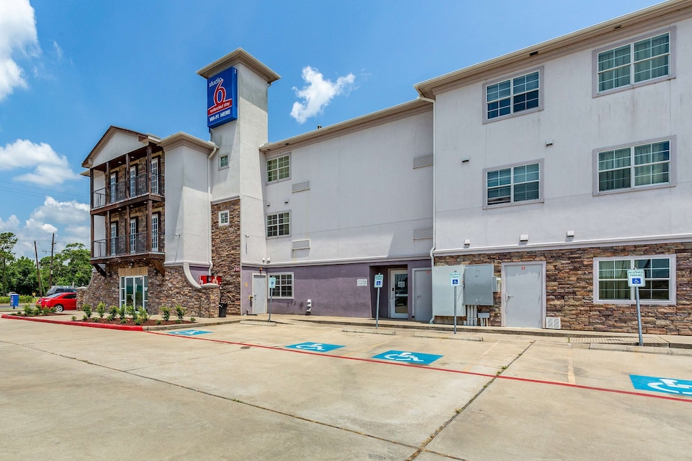 Studio6 Orange, TX 33/42