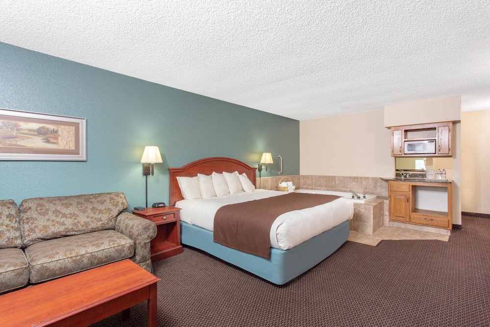 AmericInn by Wyndham Chippewa Falls 13/44