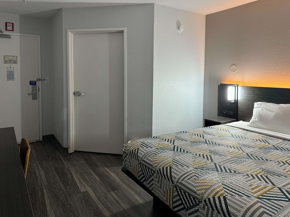 STANDARD, QUEEN BED