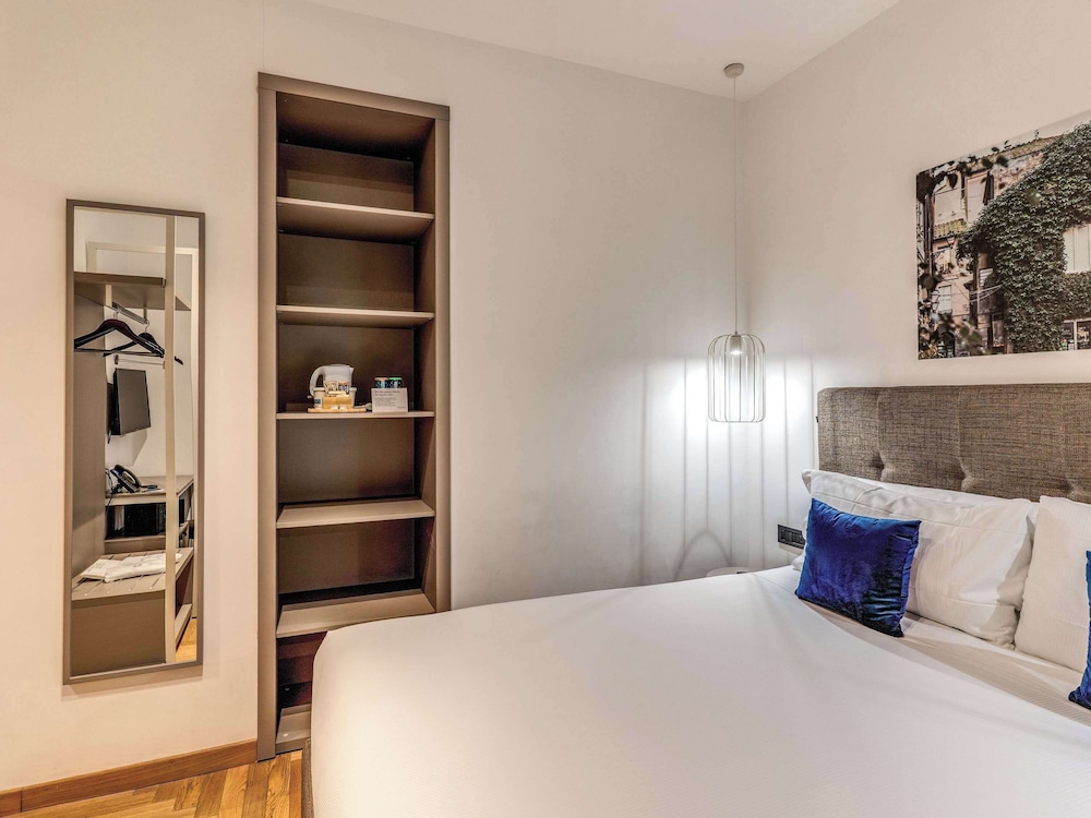 INNER, STANDARD, DOUBLE OR TWIN BED, WITH VIEW