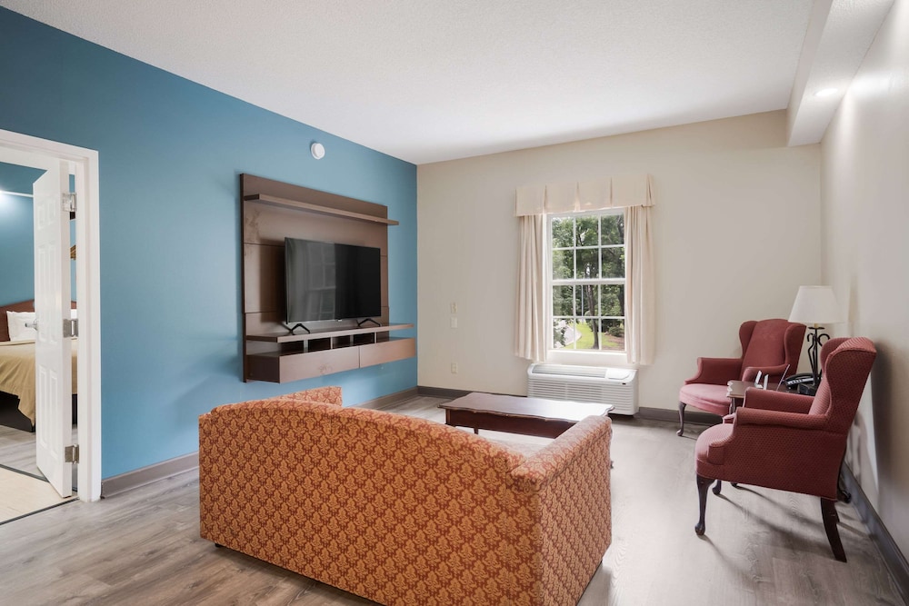 Quality Inn Wilmington NC 28/40