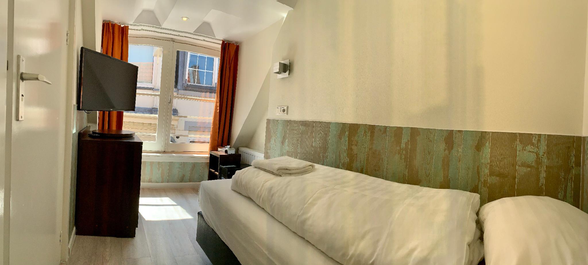 ROOM, SINGLE