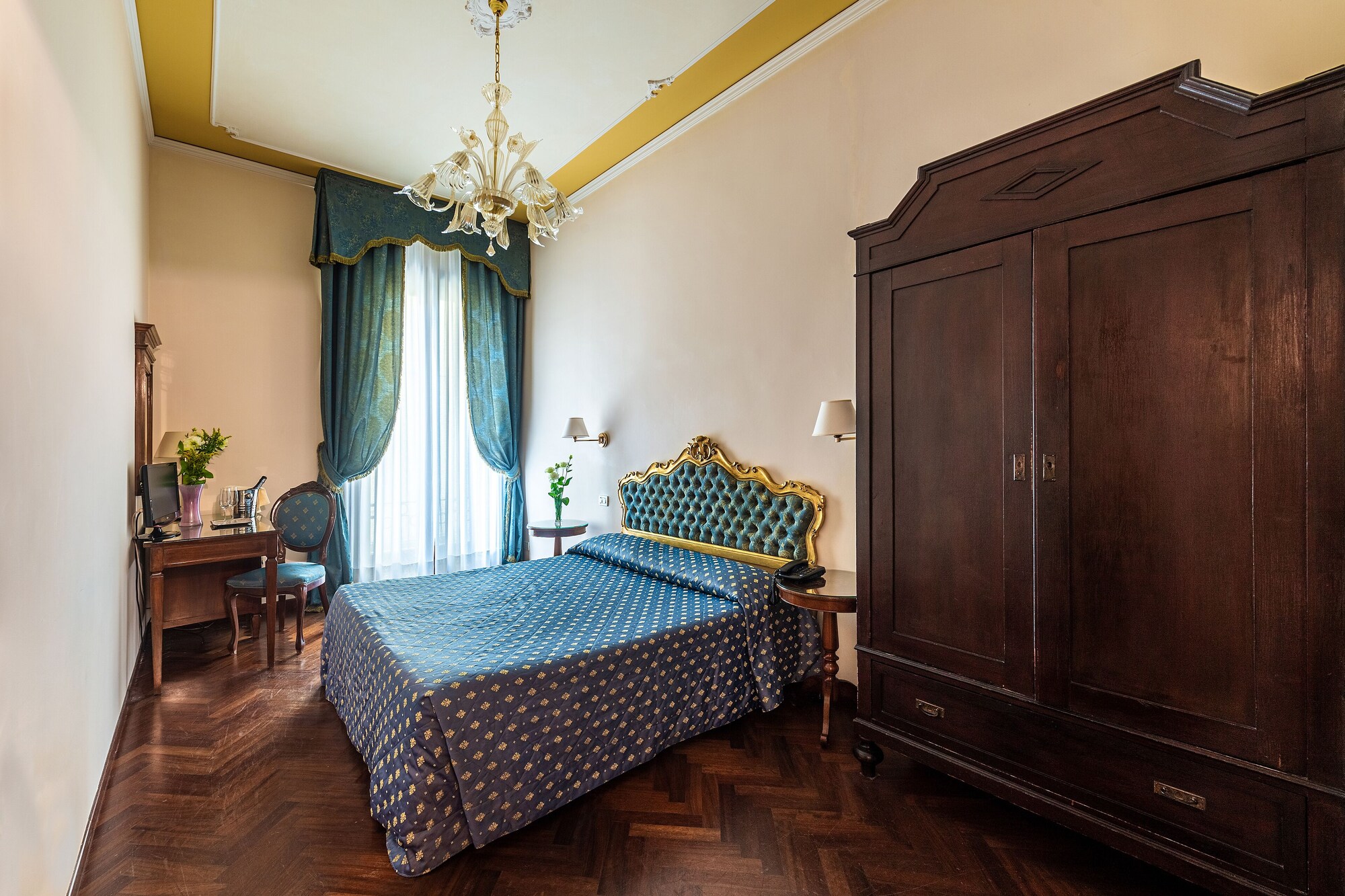 SUPERIOR, DOUBLE OR TWIN BED