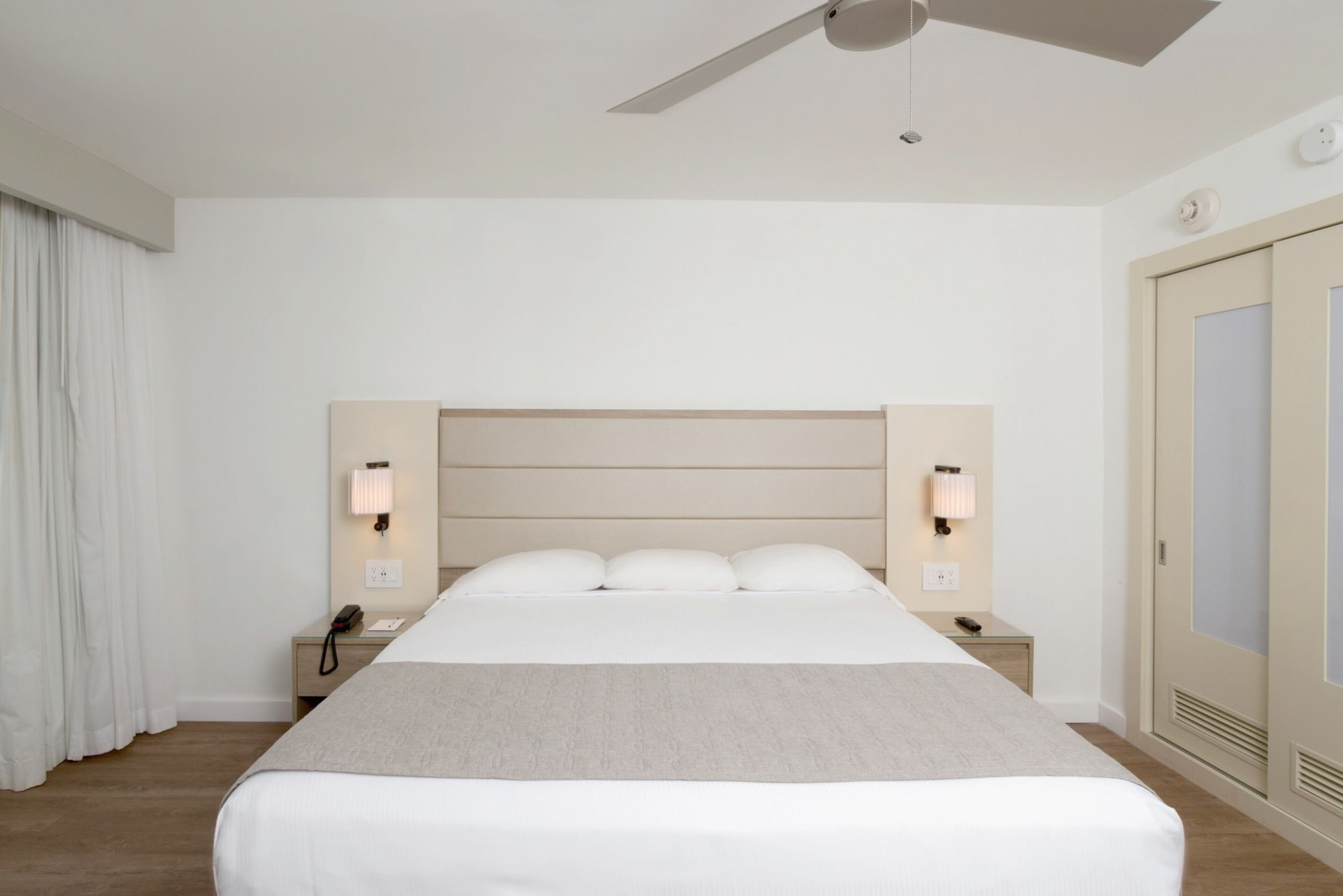 DELUXE, KING BED, CITY VIEW