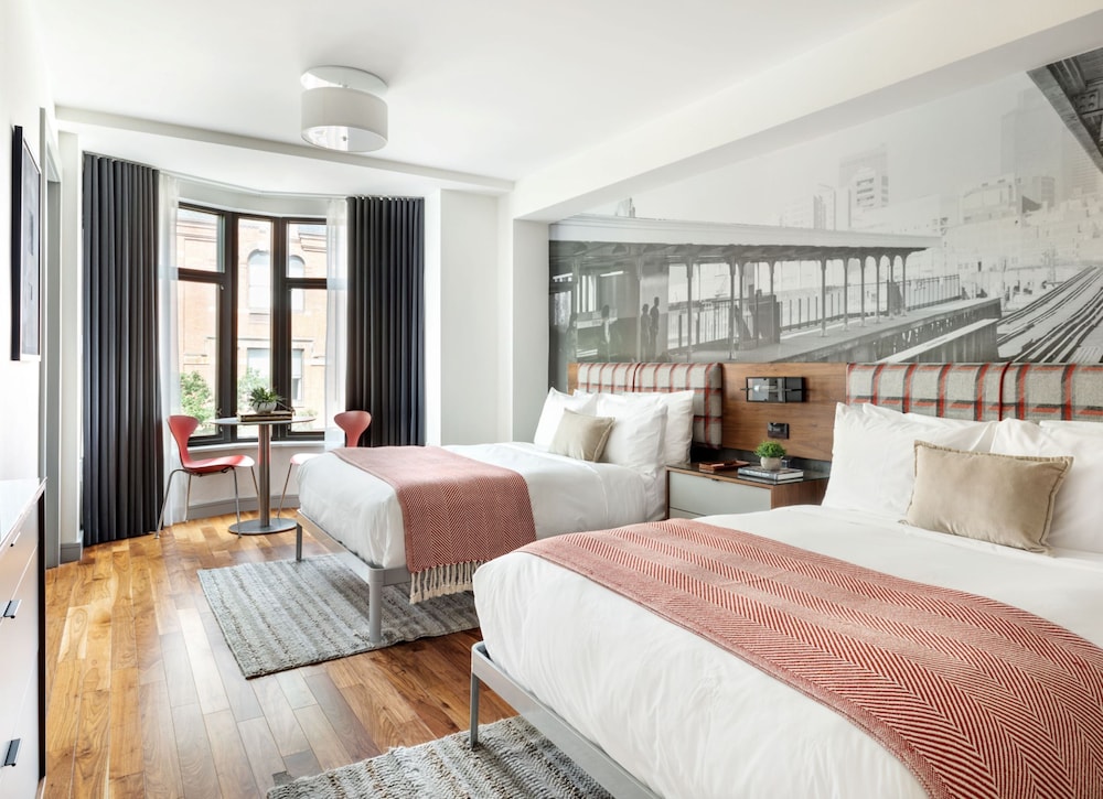 DELUXE, 2 DOUBLE BEDS, BATHTUB