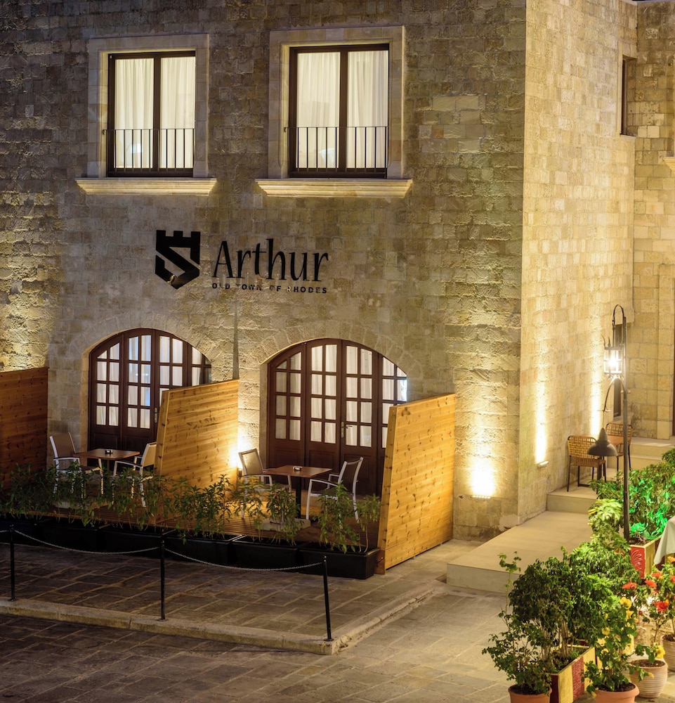 Arthur Suites 5/60