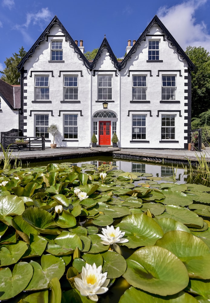 Coed Mawr Hall 32/36