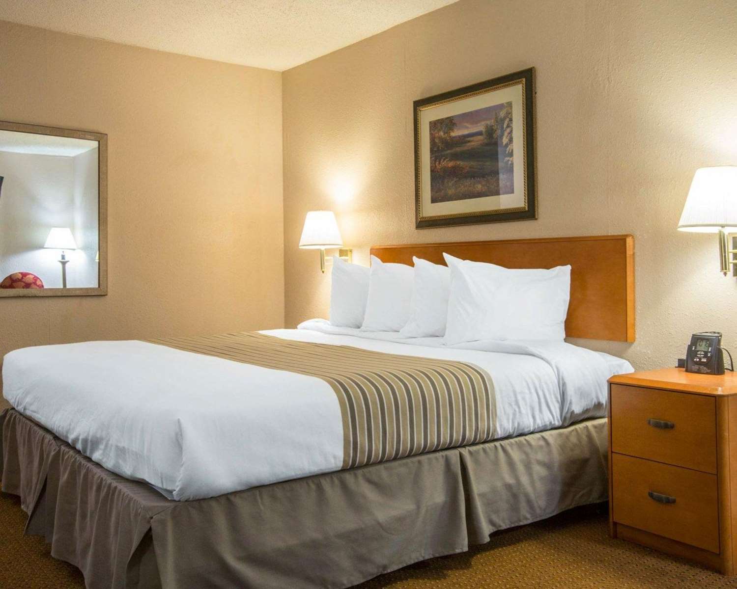 غرفة بسرير كينج، Econo Lodge Inn & Suites at Fort Moore 2/4