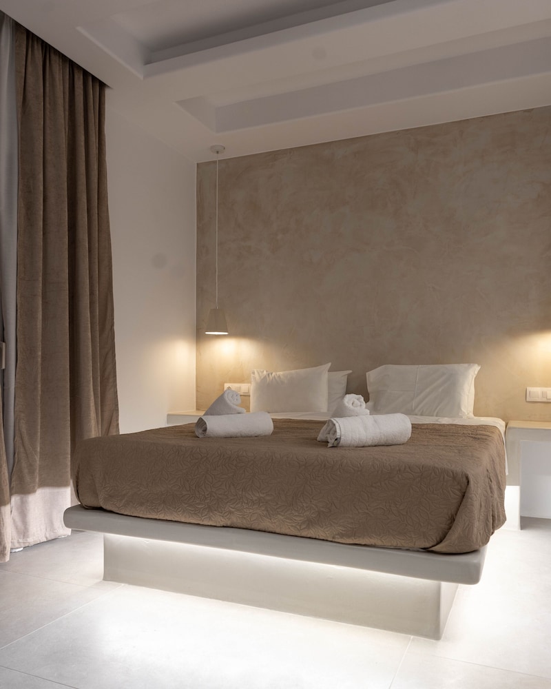 DELUXE, TRIPLE, 1 QUEEN AND 1 SINGLE BED