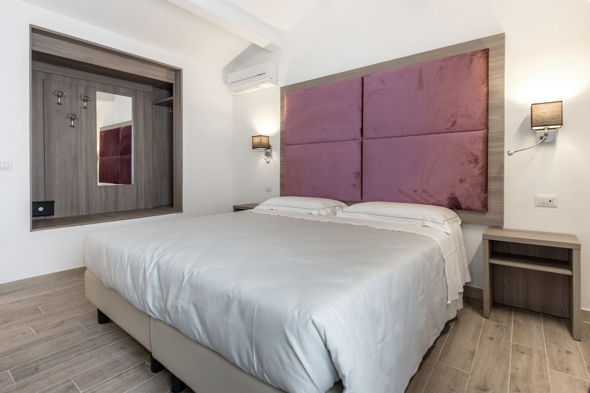 غرفة عائلية بسرير فردي وسرير كوين مع أريكة في الملحق، Apollo Guest House 9/10