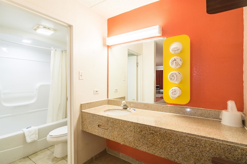 غرفة قياسية بسريرين كوين، Motel6 Joliet, IL - I-80 9/10