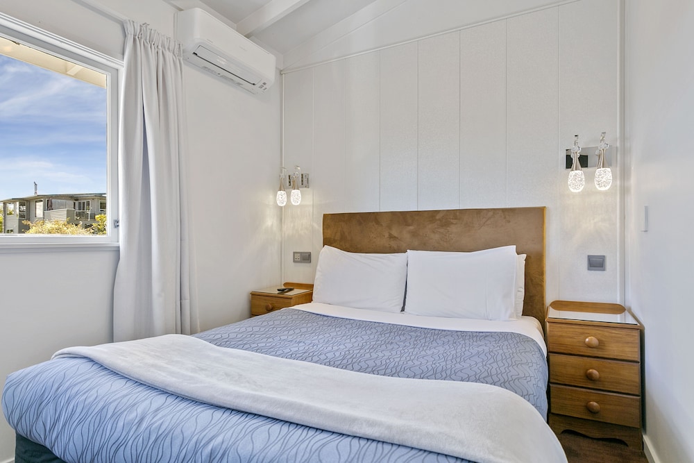 2 BEDROOMS, DELUXE, SUITE, LAKE VIEW