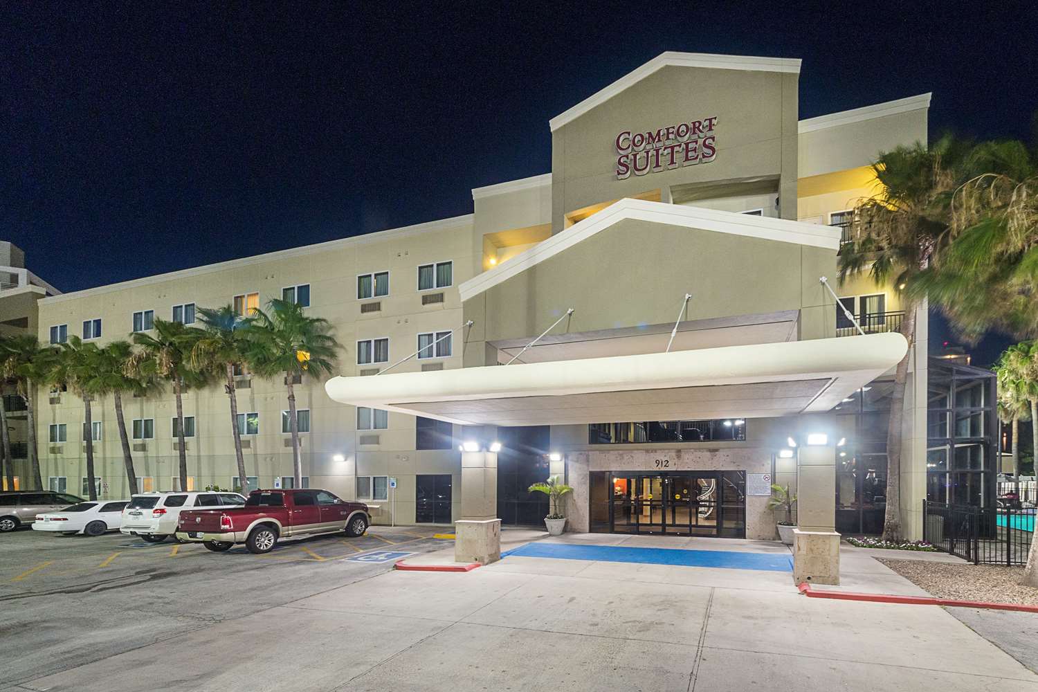 Comfort Suites Beachside 41/44