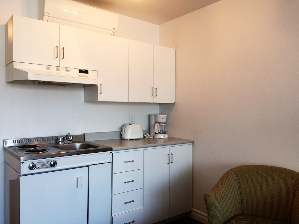 Duvernay Studios And Suites 13/41