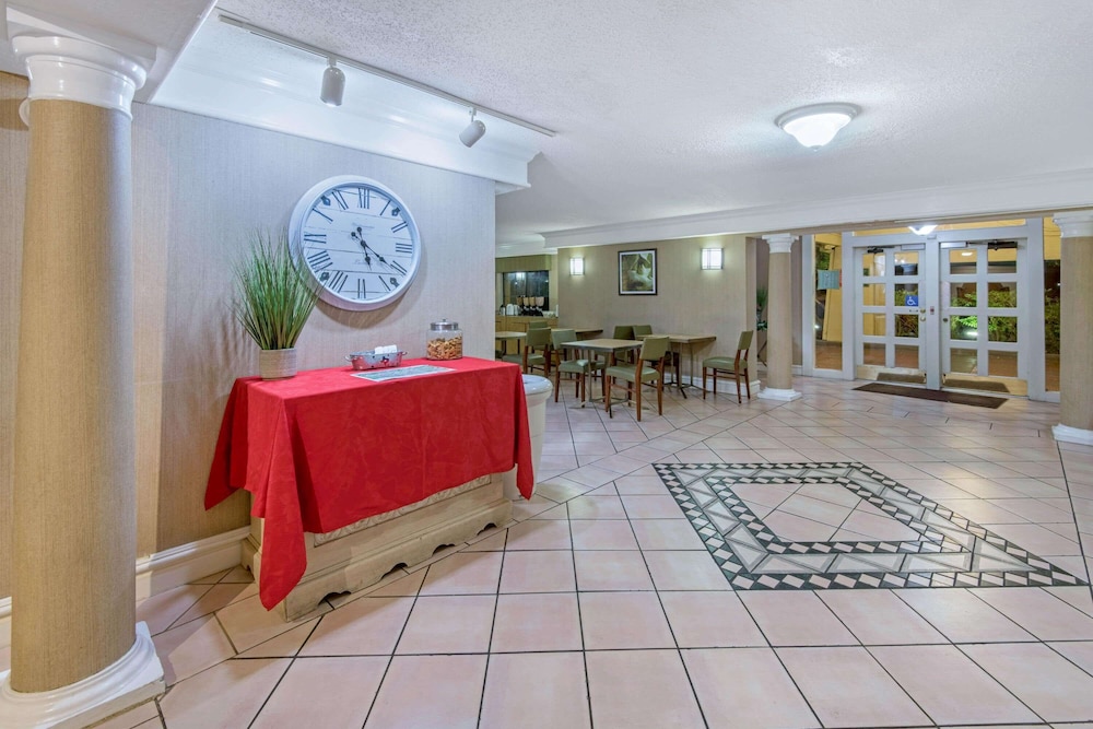 La Quinta Inn San Antonio I 35 N At Rittiman Road 8/46