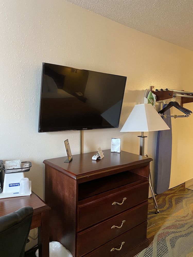 Travelodge by Wyndham La Porte/Michigan City Area 43/50
