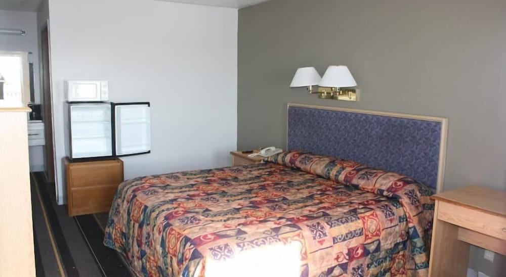 Room at Lake Erie Lodge Oregon OH, Curtice