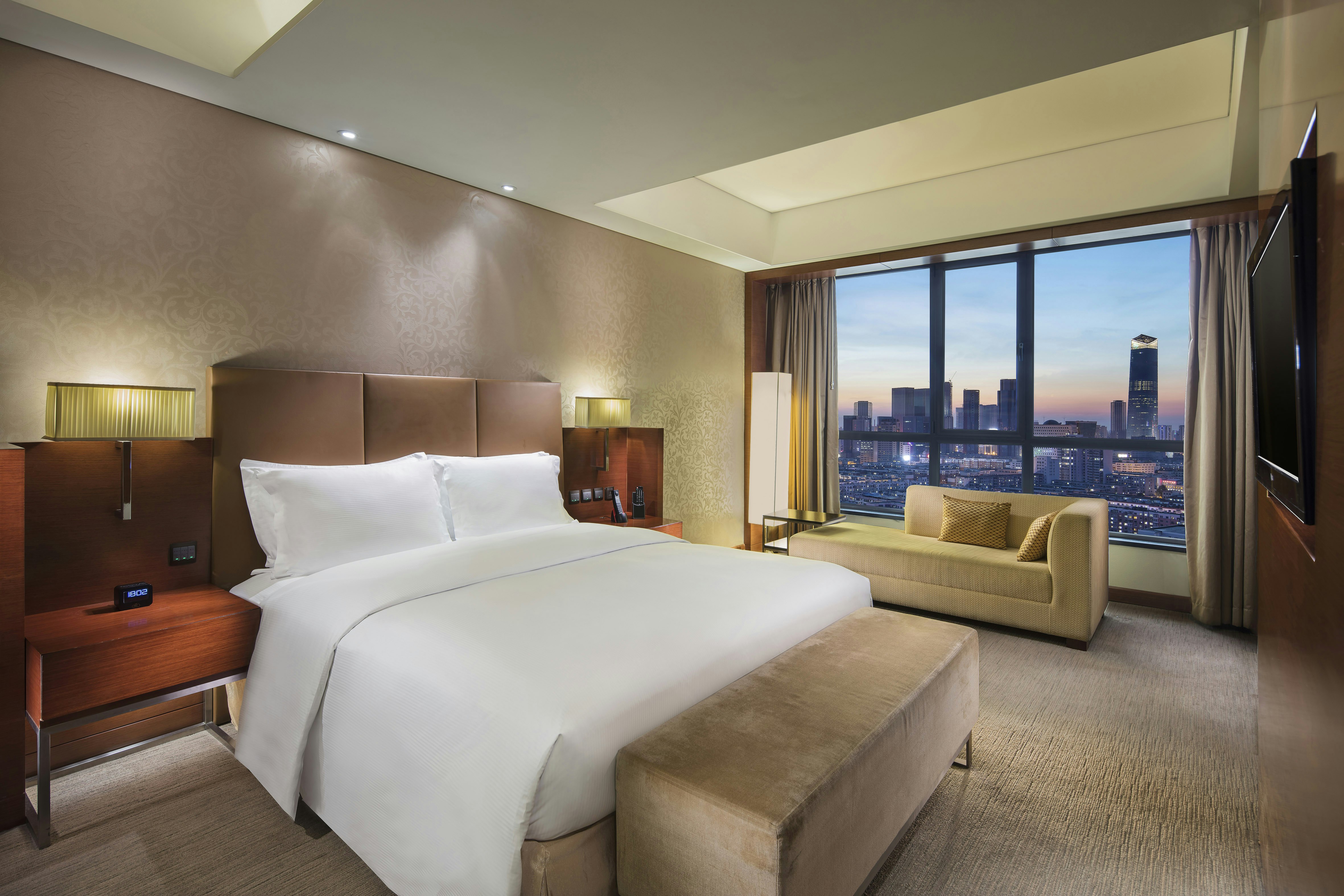 SUPERIOR, SUITE, KING BED