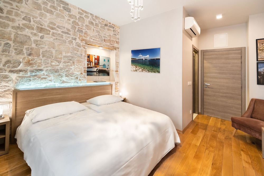 Tifani Luxury Rooms 17/50
