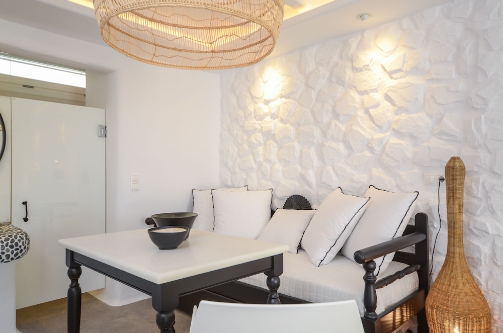 Cyano Suites 12/25