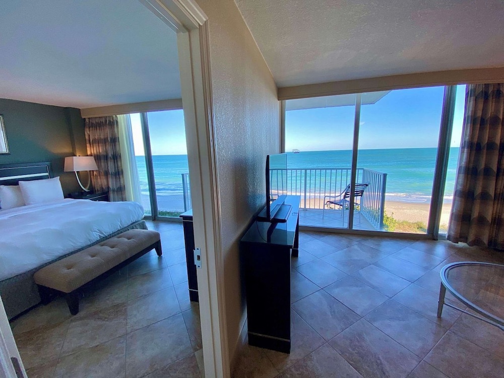 1 Bedroom, Suite, King Bed, Ocean Front, Sofa, Radisson Suite Hotel Oceanfront 3/7