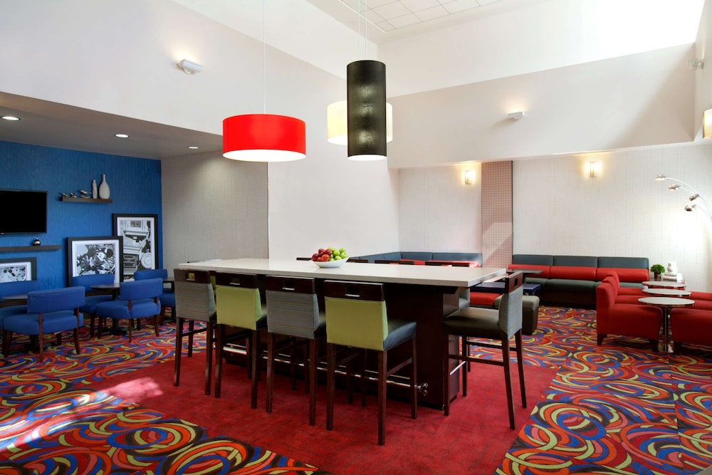 Hampton Inn & Suites Anaheim - Garden Grove 38/44