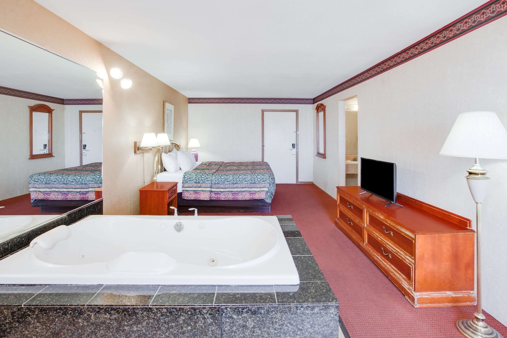 Super 8 by Wyndham Mackinaw City/Beachfront Area 20/25