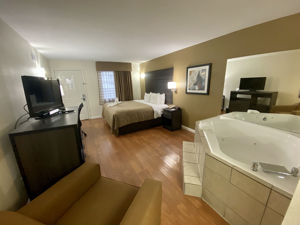 Quality Inn Branson Hwy 76 Central 53/53