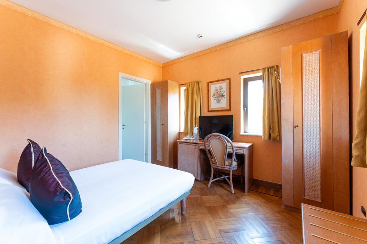 Room, Single
