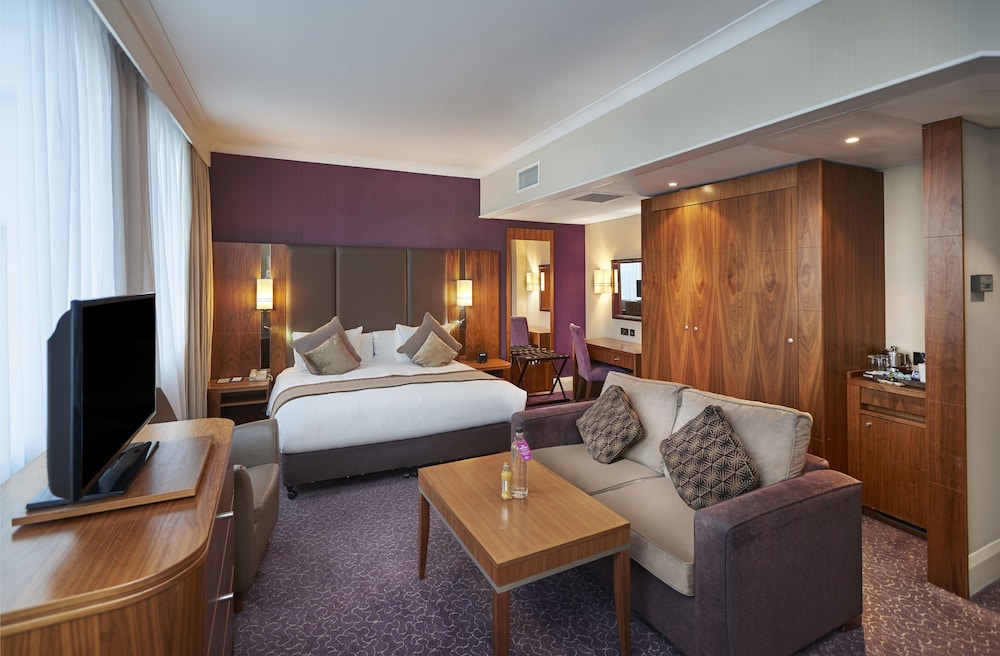 Crowne Plaza Ealing 28/76