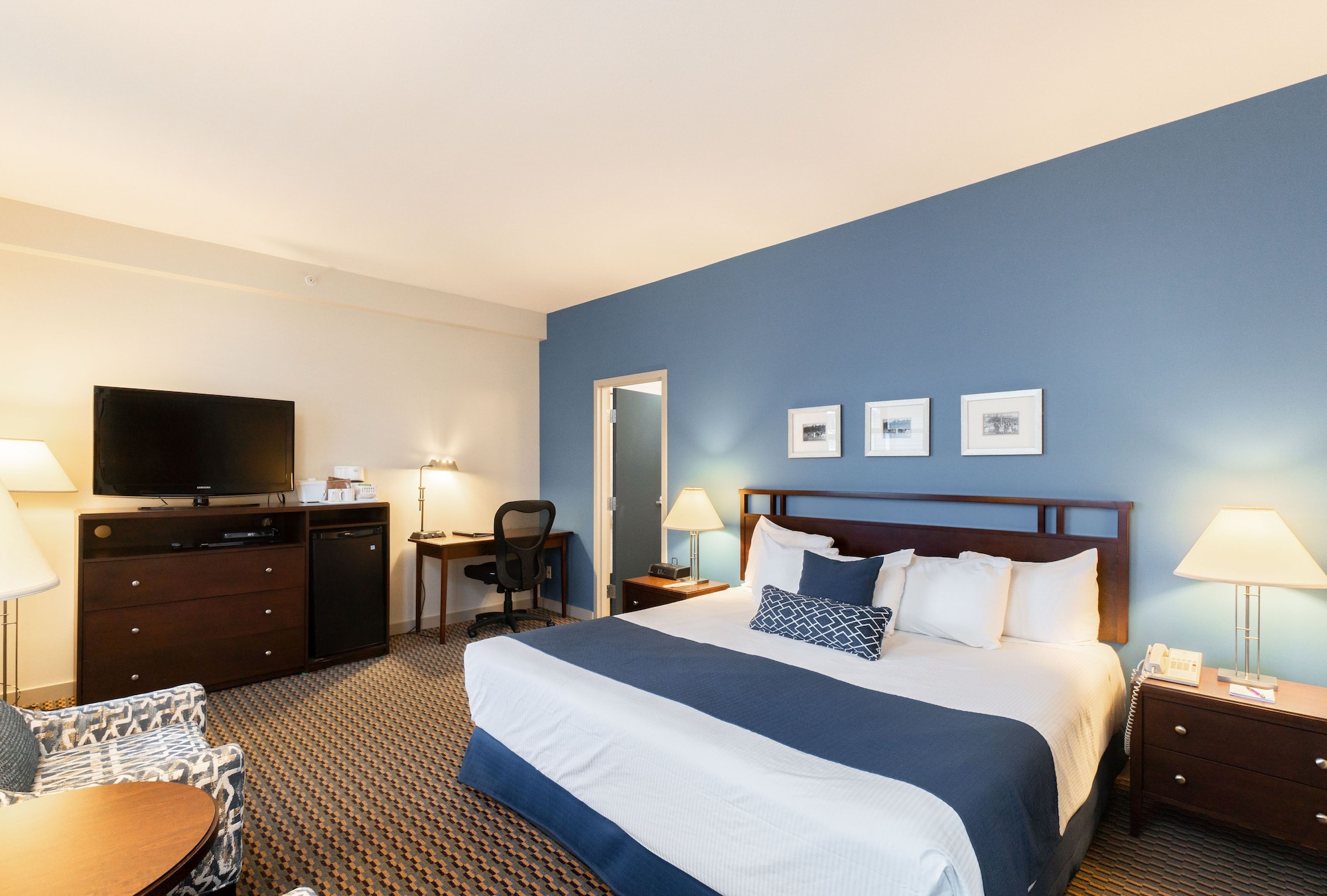 DELUXE, KING BED