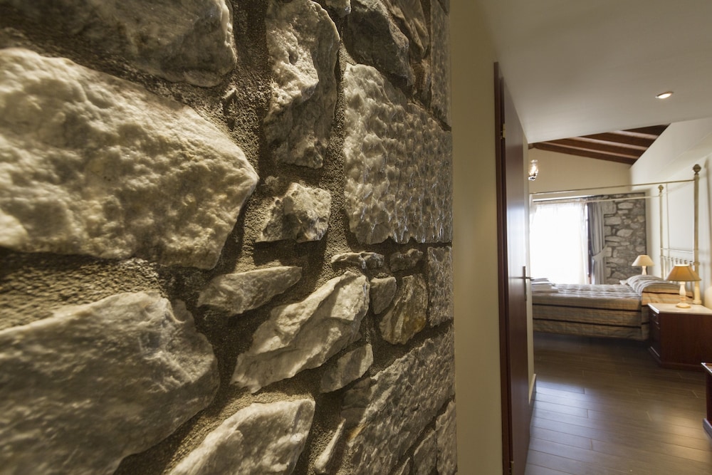 ITILO TRADITIONAL HOTEL 33/68