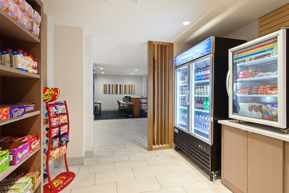 Holiday Inn Express Hotel & Suites Corona 43/57
