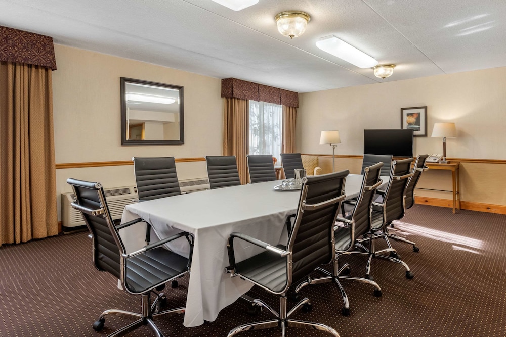 Clarion Hotel Conference Center On Lake Erie 34/43