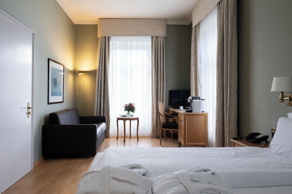 First Class, Twin Beds