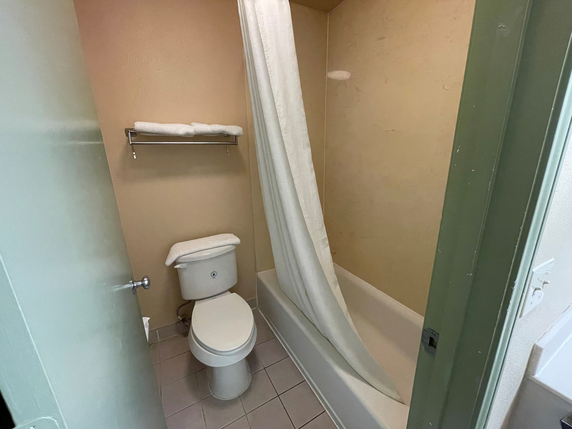 غرفة بسريرين كوين، Americas Best Value Inn Houston Hobby Airport 2/4