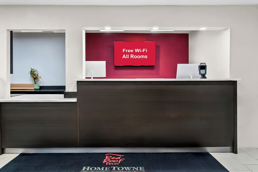 HomeTowne Studios by Red Roof Flint 7/50