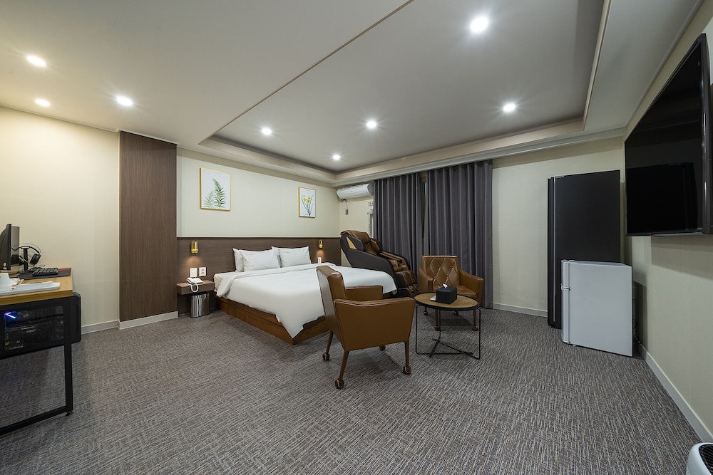 Q Motel 16/49