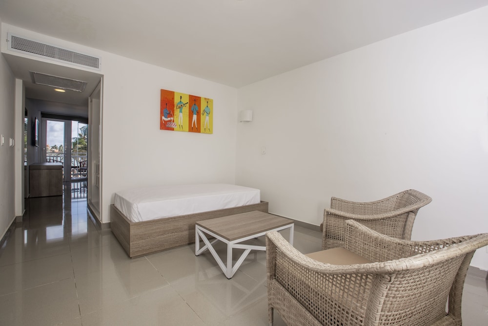 Decameron Maryland 27/50