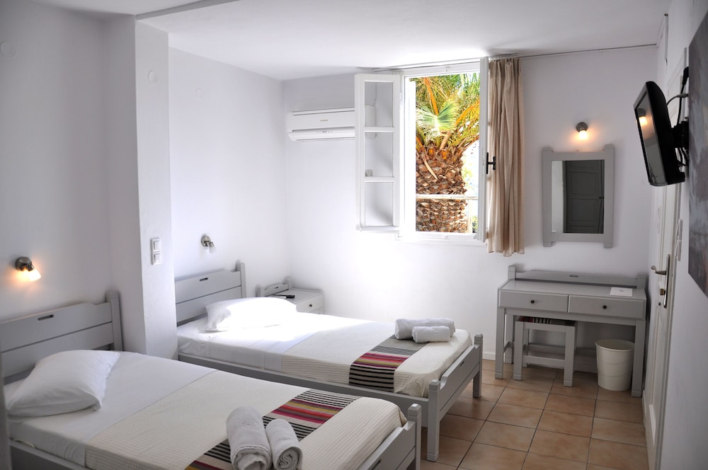 Akrotiri Hotel 28/68