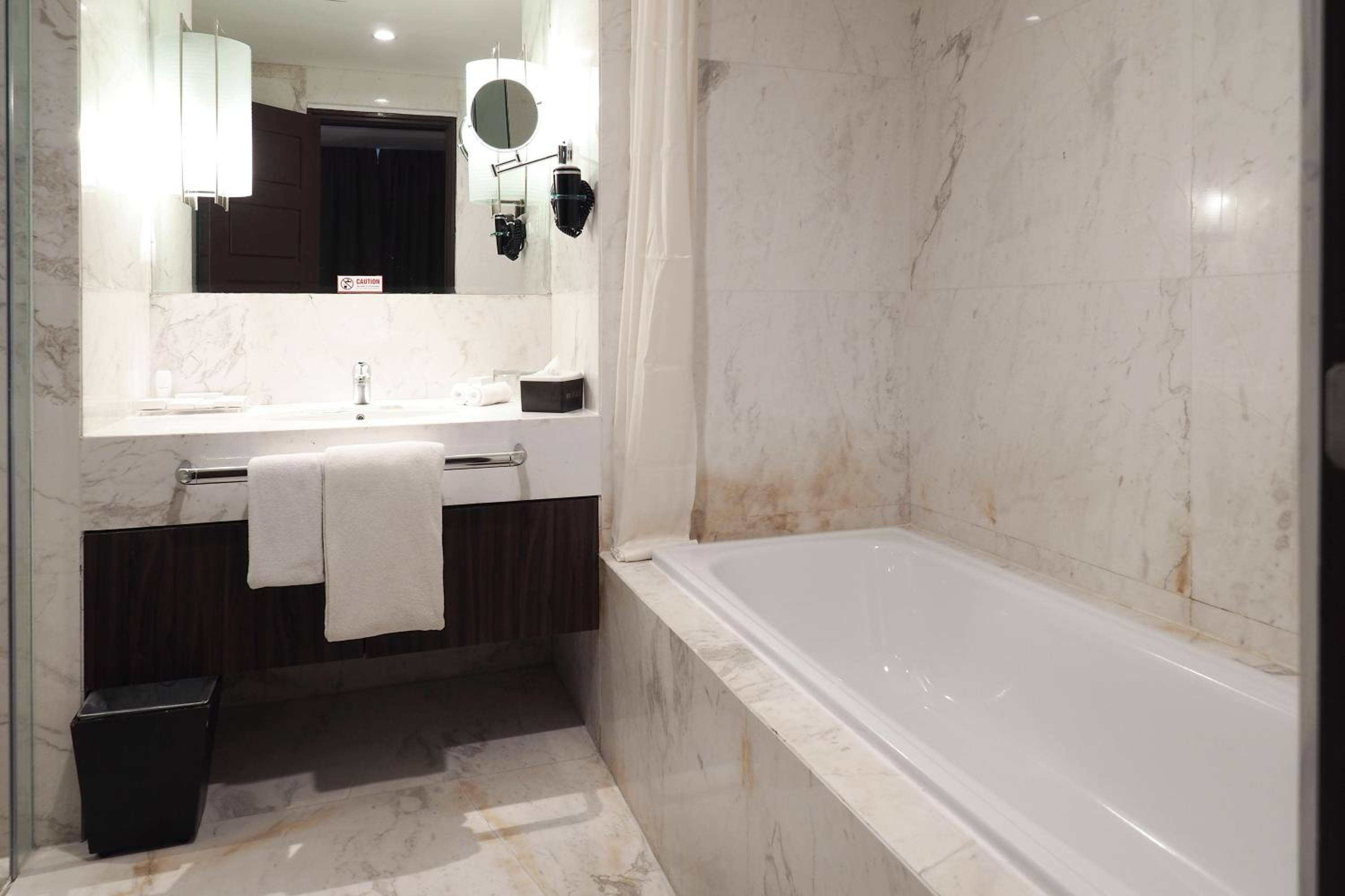 جناح تنفيذي بسرير كينج، Grand Mercure Solo Baru 3/3