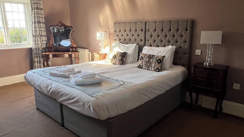 ROOM, DOUBLE OR TWIN BED, LARGE