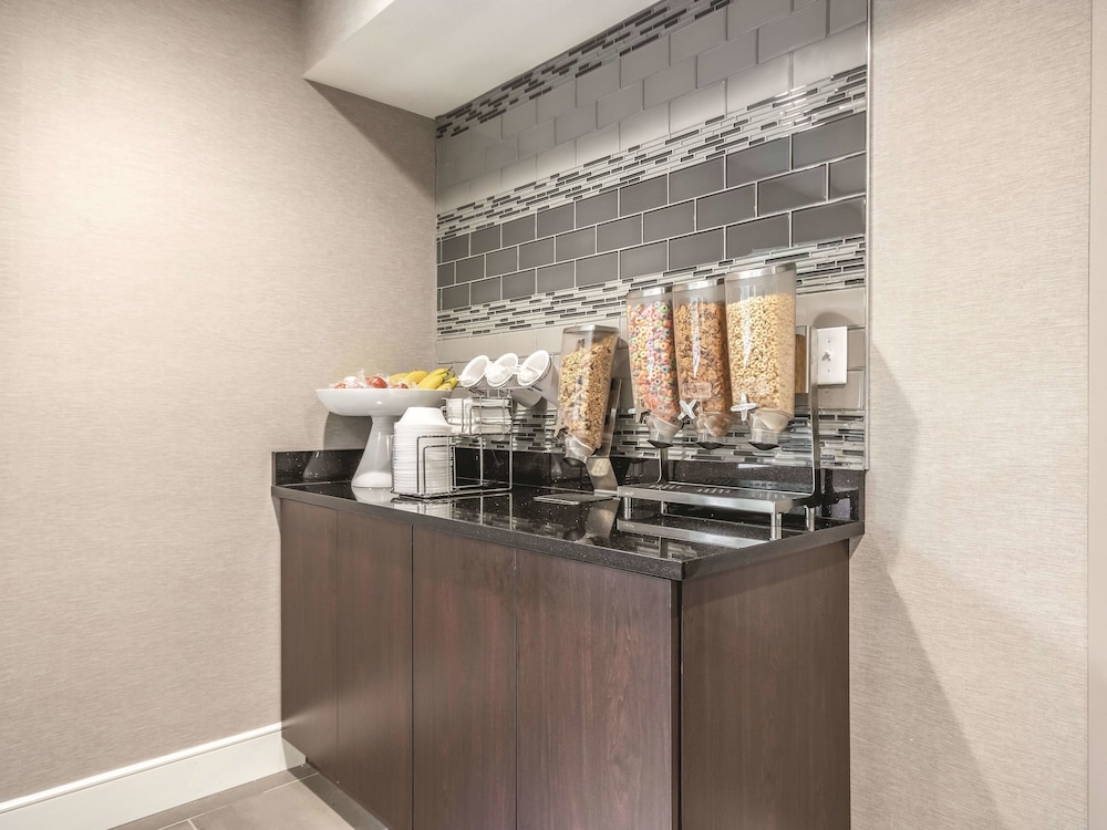 La Quinta Inn & Suites by Wyndham Hartford - Bradley Airport 39/47