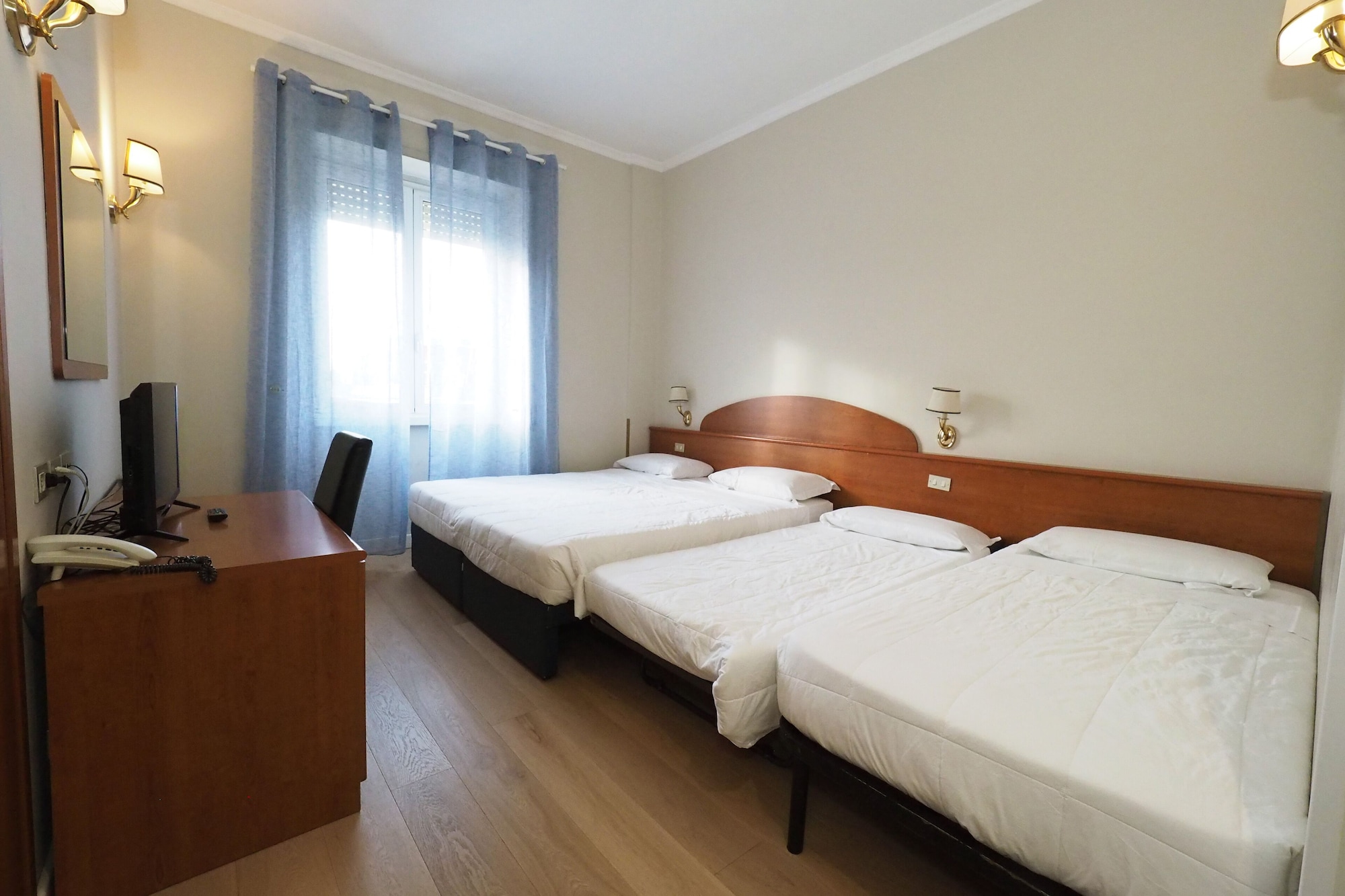 ROOM, QUADRUPLE