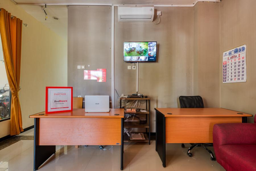 RedDoorz Syariah near Airlangga University Campus B 22/29